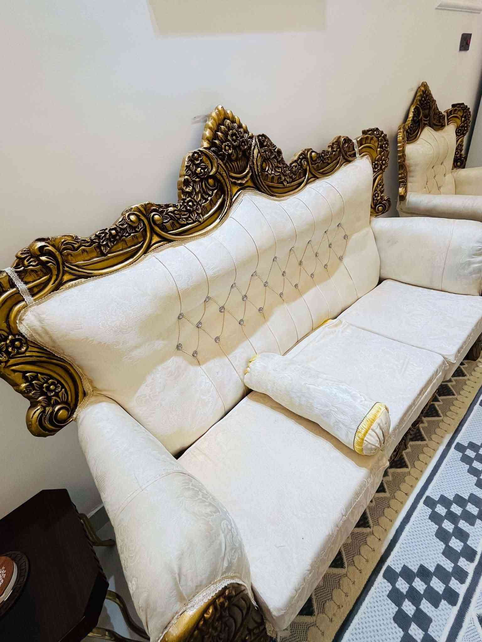 سلام عليكم 
تخم كلاسيكي ملكي جديد صار 3 اشهر من مشتري ما مستخدم ابد 
نظيف خالي من اي خلل  او عيب
10 قطع مع ثلاث طبلات وسطيات 
السعر( 750) وبي مجال
