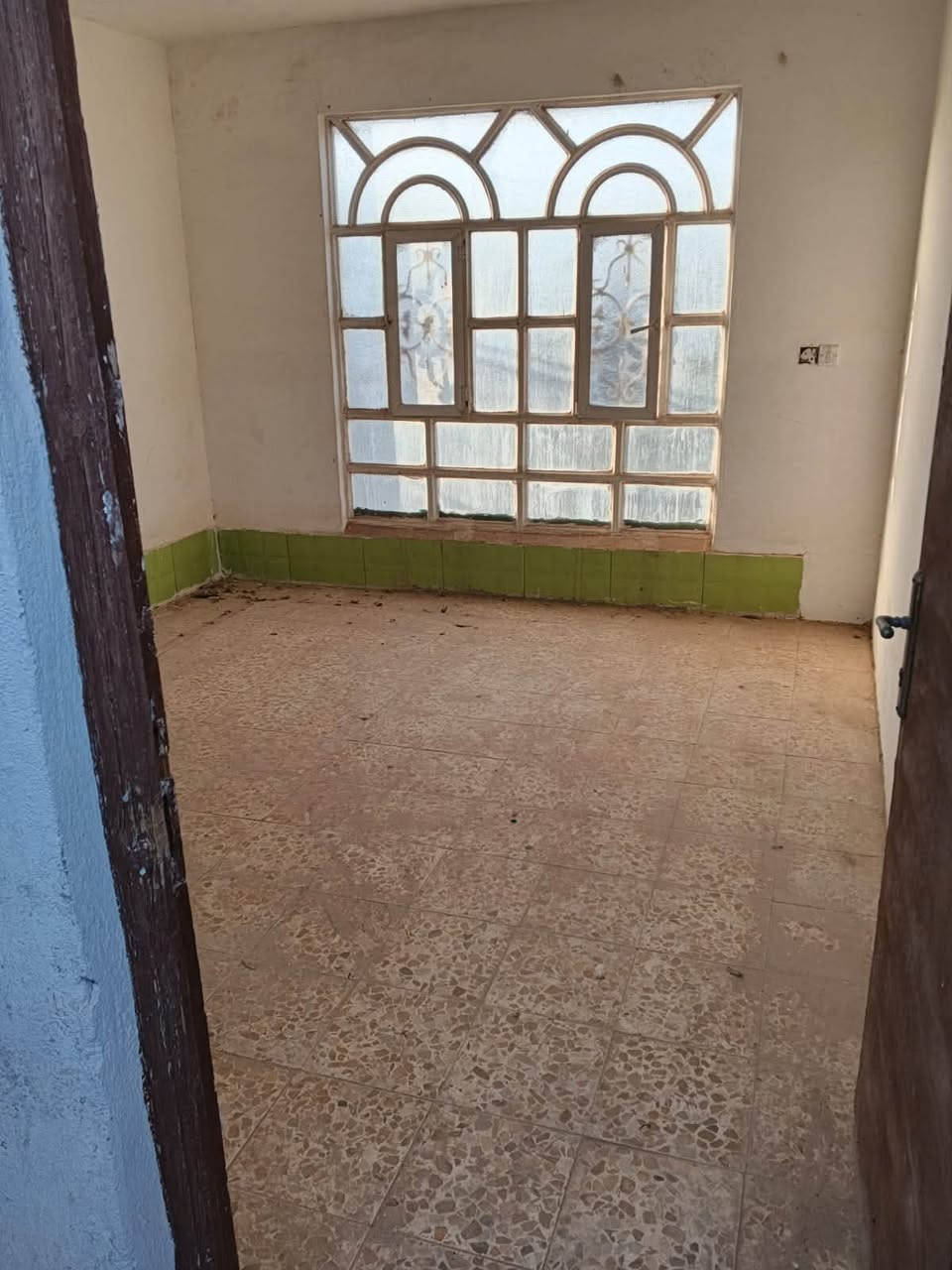 بيت حي الندا منطقه 59 قريب جامع امناء الرحمان 50 متر عكاده طابق اول غرفه وصاله ومطبخ  وطابق ثاني غرفه وحده السعر 37 معه المجال ***********
