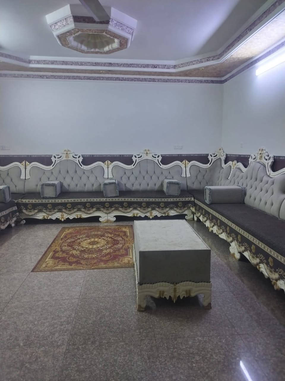 السلام عليكم ديوان ٨ متر نظيف اي عيب مابي  مستخدم شي قليل 
للاتصال ***********
واتساب ***********
