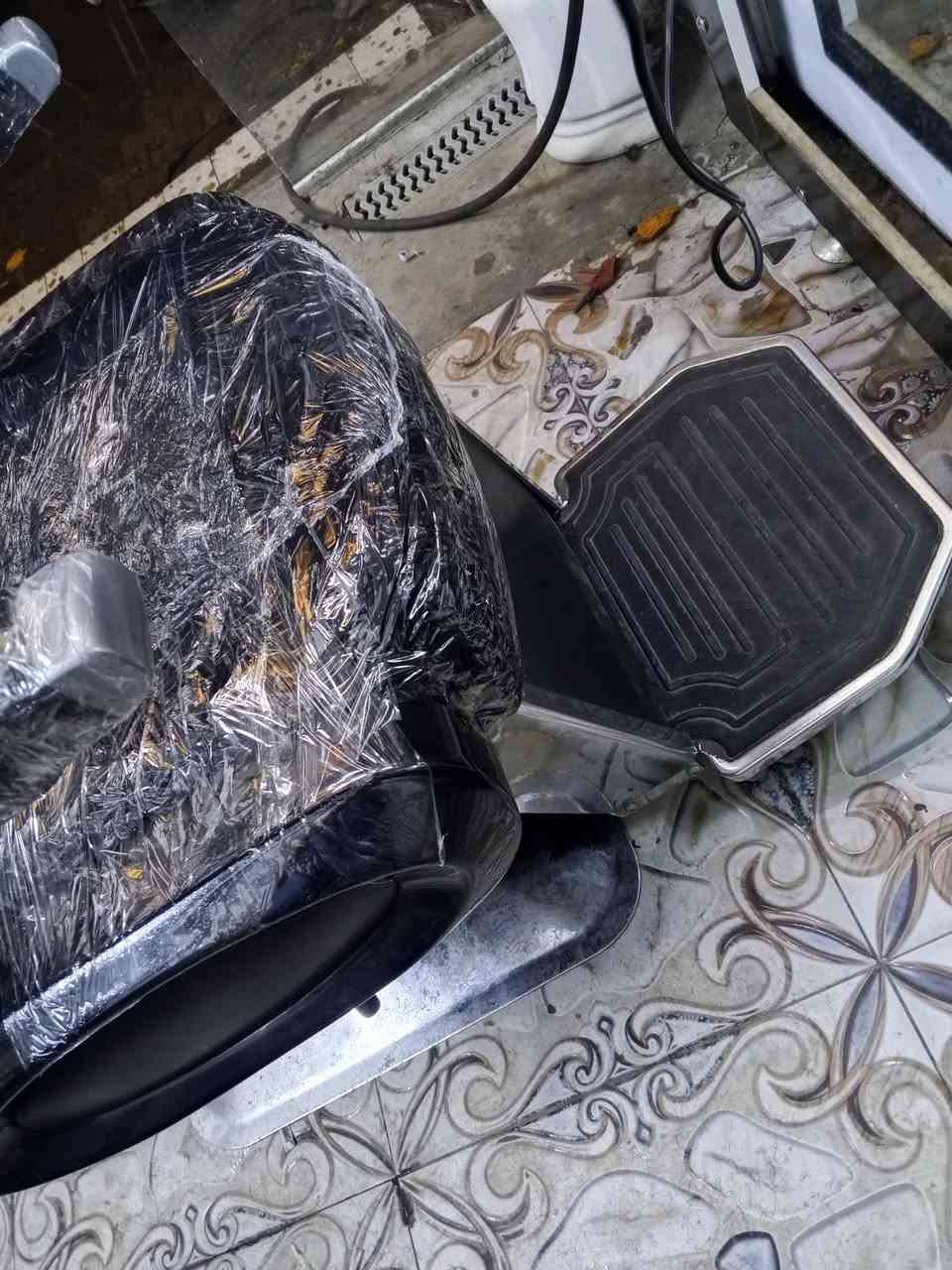 كرسي حلاقه جديد استعمال أشهر  للبيع  سعره 180 وبي مجال ***********المكان كربلاء حي الغدير
