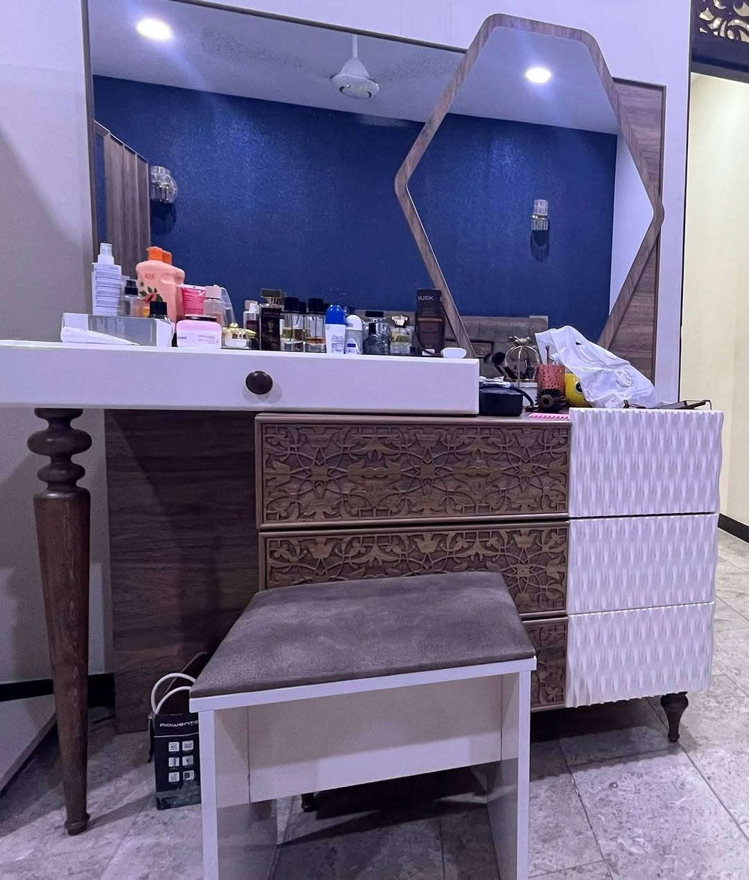 السلام عليكم ورحمة الله وبركاته
غرفة نوم تركية مستخدمة قليل جداً للبيع كما موضح في الصور اخذتها ب٣ ملايين و٧٥٠ وعارضها بمليون و٧٥٠ الف وبيها مجال ان شاءالله العنوان بغداد / اليرموك / حي الداخلية /***********
