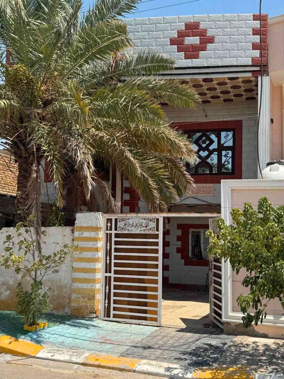 🏡 بيت للبيع - موقع ممتاز ومساحة ممتازة
الموقع: حي الحرية - مجاور مدرسة بشائر الخير
المساحة: 150 متر مربع
🌟 مميزات إضافية
 يقع مقابل المنزل ساحة واسعة يمكن استغلالها كحديقة منزلية أو كراج إضافي.
📐 تفاصيل البناء والتصميم:
 الطابق الأول:
 صحيات خارجية
 استقبال واسع
 هول داخلي (صالة)
 مطبخ
 غرفة نوم
 صحيات داخلية
 الطابق الثاني:
 غرفتين نوم
 صحيات داخلية

📞 للإستفسار والتواصل: [***********]
📍 للمعاينة والمكان المباشر: يرجى الاتصال على الرقم أعلاه
