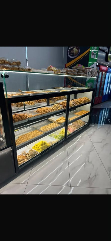 مەعرەزی شیرینی ئەلەمنیۆمی ڕەش
ناو لید
بەشی سەرەوەی کراوە بە شوشەی سکویریتی
درێژی/ ٢،٦٠
پانی/ ٦٠ 
بەرزی/  ١٤٠

شوێن / سلێمانی
ژمارە مۆبایل / ***********
