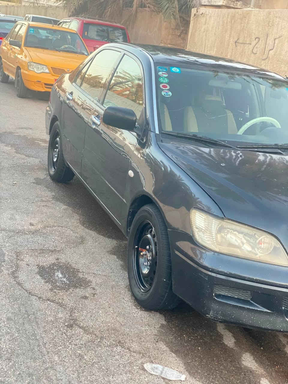 سلام عليكم 
لانسر 2003 مكينه 2000 رقم بغداد مصبوغه عام اثر جراد بدون ضربه مكينه وكير وتبريد خير من الله داخله نضيف بلادي تخم تاير جديد 
مكان السياره بغداد السعر 52 وبيه مجال 
***********
