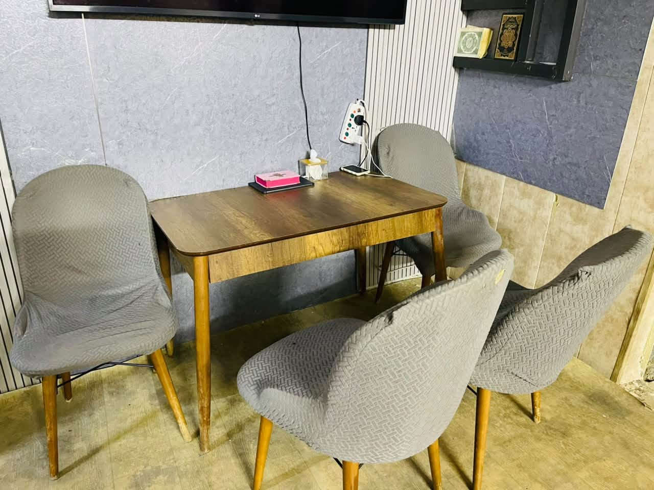 ميز طعام • قابل تفاوض • شارع حيفا