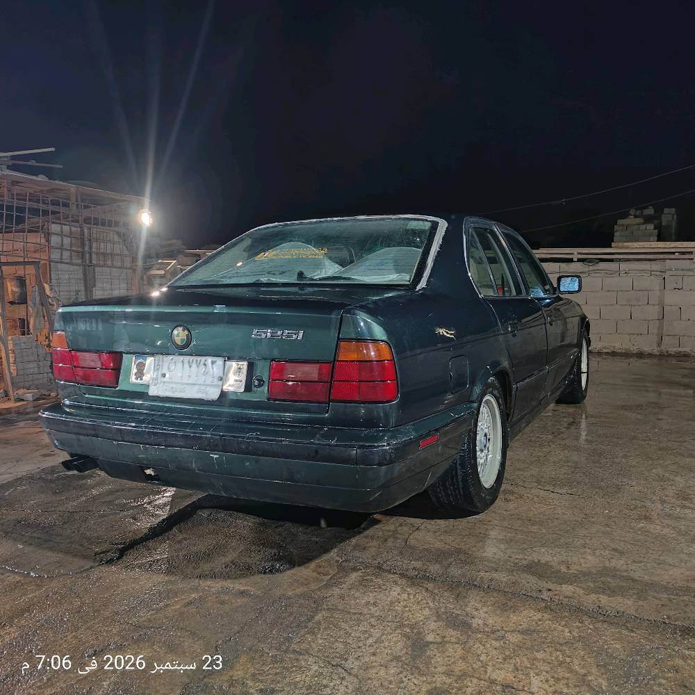 bmw 525i 
1993
اكسل ٢.٢٣ 
خطين غاز وبانزين 
داخل كريمي 
فتحة سقف السياره فول مواصفات 
السعر ٥٠ وبيها مجال 
***********