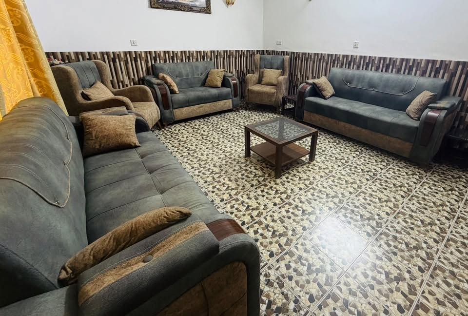 تخم نظيف 10 مقاعد ما بيه اي ضرر سعره 350 مع مكتبه قطعتين صاج عراقي بسعر 150 للتواصل الاتصال ع هذا الرقم بيه واتساب فقط    ***********  مكاني بغداد /الدورة
