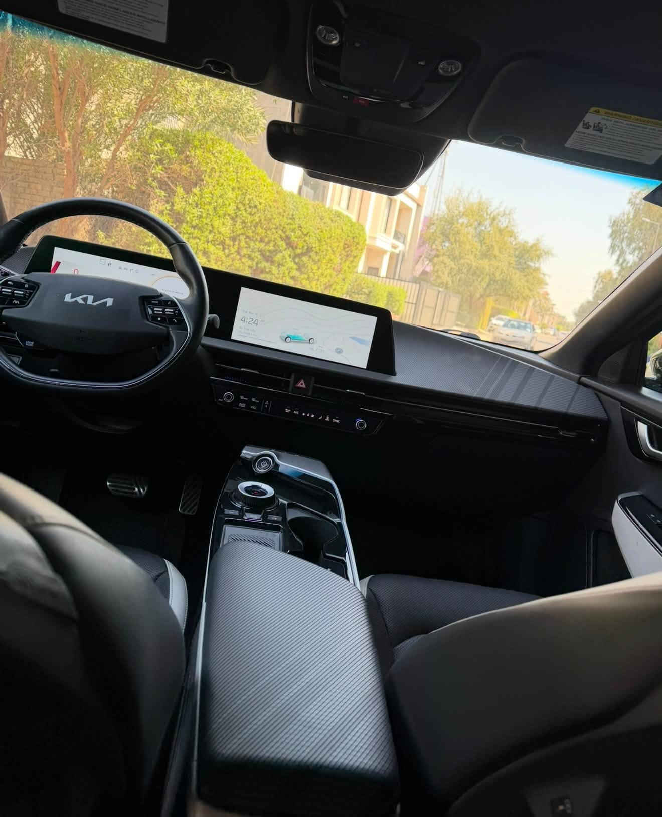 للبيع | Kia EV6 2024 ⚡️🔥
السعر: 170 وبيها مجال بسيط 
▪️ الموديل: 2024
▪️ كهربائية بالكامل ⚡️
▪️ دبل ماطور AWD
▪️ المدى: يصل إلى 600 كم 🔋
▪️ البطارية: 77.4 kWh
▪️ القوة: 320 حصان
▪️ العزم: 605 نيوتن متر
⭐️ المواصفات:
▪️ فول أوبشن
▪️ كشنات لونين
▪️ كشنات كهربائية
▪️ تدفئة وتبريد الكشنات ❄️🔥
▪️ ذاكرة كشن السائق
▪️ Head-Up Display (داته شو)
▪️ كاميرات 360 درجة
▪️ حساسات أمامية وخلفية
▪️ شاشة وسطية + شاشة عدادات رقمية
▪️ Apple CarPlay / Android Auto
▪️ شحن لاسلكي للموبايل
▪️ نظام صوت Meridian 🔊
▪️ دركسون مدفأ
▪️ مثبت سرعة متكيف
▪️ Blind Spot
▪️ دخول وتشغيل بدون مفتاح
▪️ إضاءة LED
▪️ مرايا كهربائية
⚡️ سيارة كهربائية فخمة، دبل ماطور، فول مواصفات
السياره بدون دواخل 
السعر 170 
مكان السياره بغداد حي الجامعه 
                   📞للتواصل :
*********** او ***********
