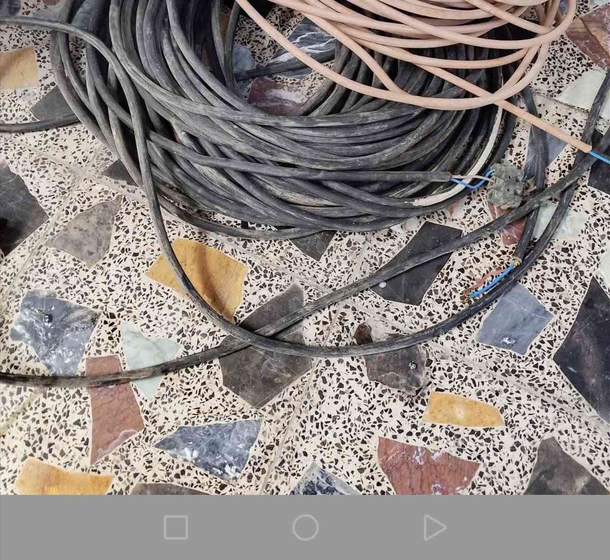 واير كهرباء أبو ٣ خطوط مال وطنيه ٢٥ متر أو أكثر مستعمل بحاله جيده اعتقد ٣ في ٤ أو ٢.٥ دبل غلاف مسلح سعر المتر ٥ الاف دينار مكاني البياع الشرطه الخامسة.***********
