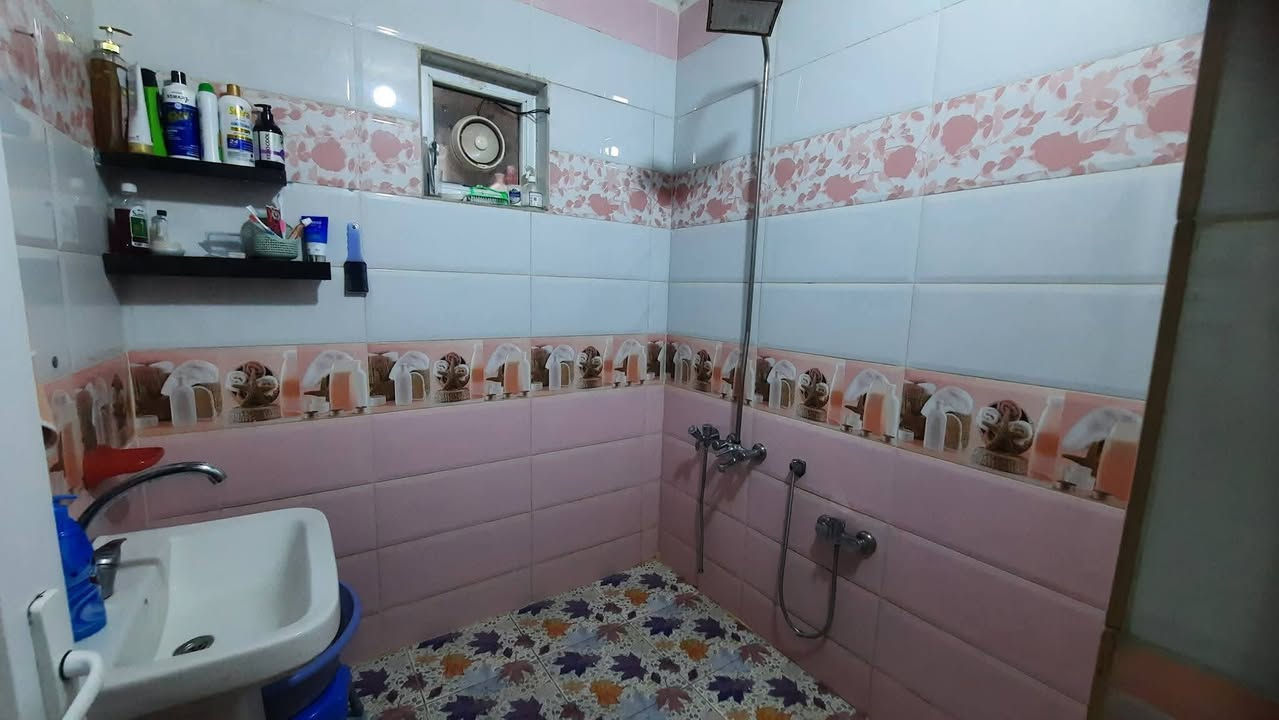 دار للبيع مساحه 100 متر واجهه 5 متر  وللنزال 20 متر  طابق ونص كامل
يحتوي على ؛
غرف نوم عدد 2
حمامات 2 
صالة + مطبخ
استقبال + بيتونة 
العنوان البلديات الضباط الثانيه الزراعي شارع 15 قريب شارع المحطه الصفره للإستفسار اكثر اتصل ع الرقم *********** متوفر واتساب
