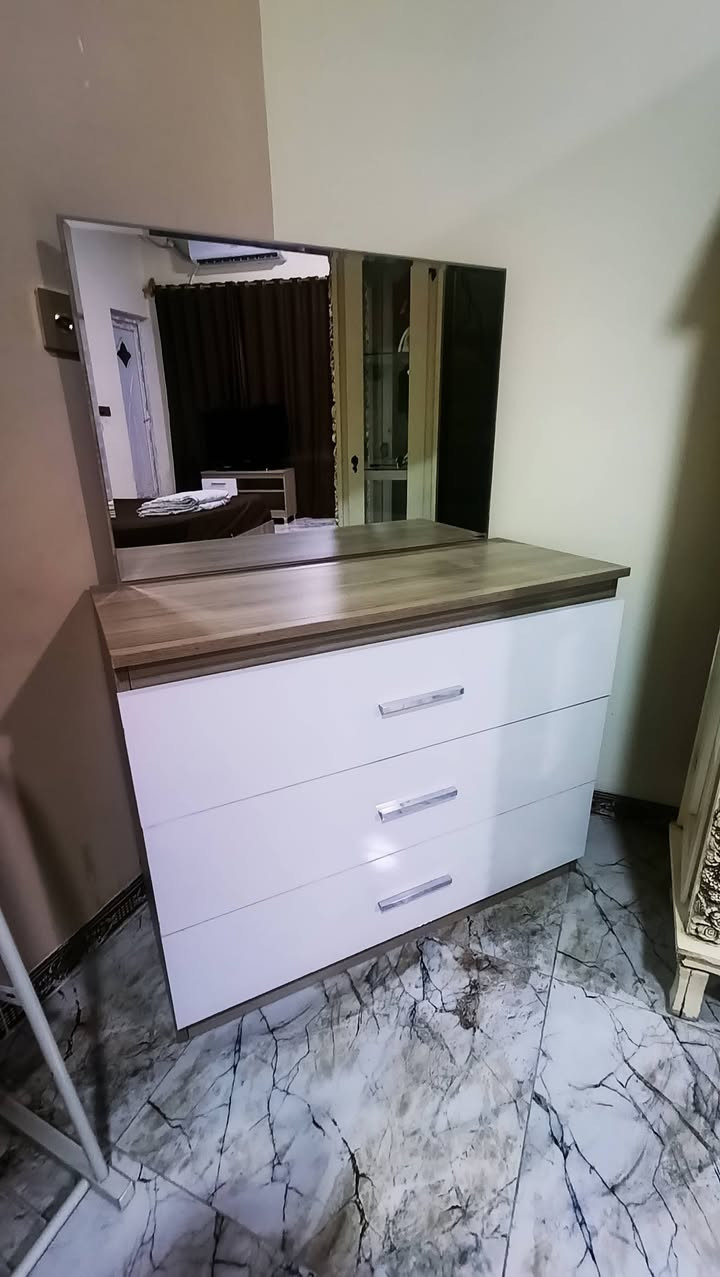 السلام عليكم غرفه نوم للبيع ما بيها أي عيب خمس قطع سعرها 380 وبيها مجال للاستفسار ***********

