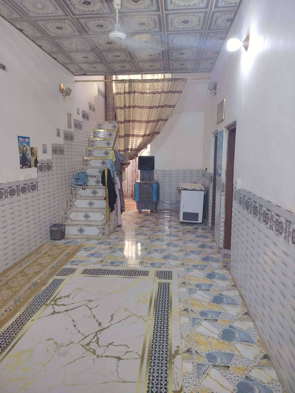 للبيع
دار سكن 
مساحه ٣٠٠ متر 
منفصل عل ١٥٠ متر

١
حي الحسين  ع الاول 
قرب االمركز الصحي 
١٥٠ متر 
يتكون 
غرفتين 
صاله 
مطبخ 
+
غرفه طابق ثاني
صحيات داخليه 
صحيات خارجيه 
+
ملحق ١٥٠ متر 
يتكون 
غرفتين 
صاله 
مطبخ 
+
غرفه طابق ثاني
صحيات داخليه 
صحيات خارجيه 
استقبال
مشترك
متوفر كافه الخدمات 
للاستفسار مراجعة مكتب السنيه للعقار 
قرب جامع السنيه الكبير
***********
