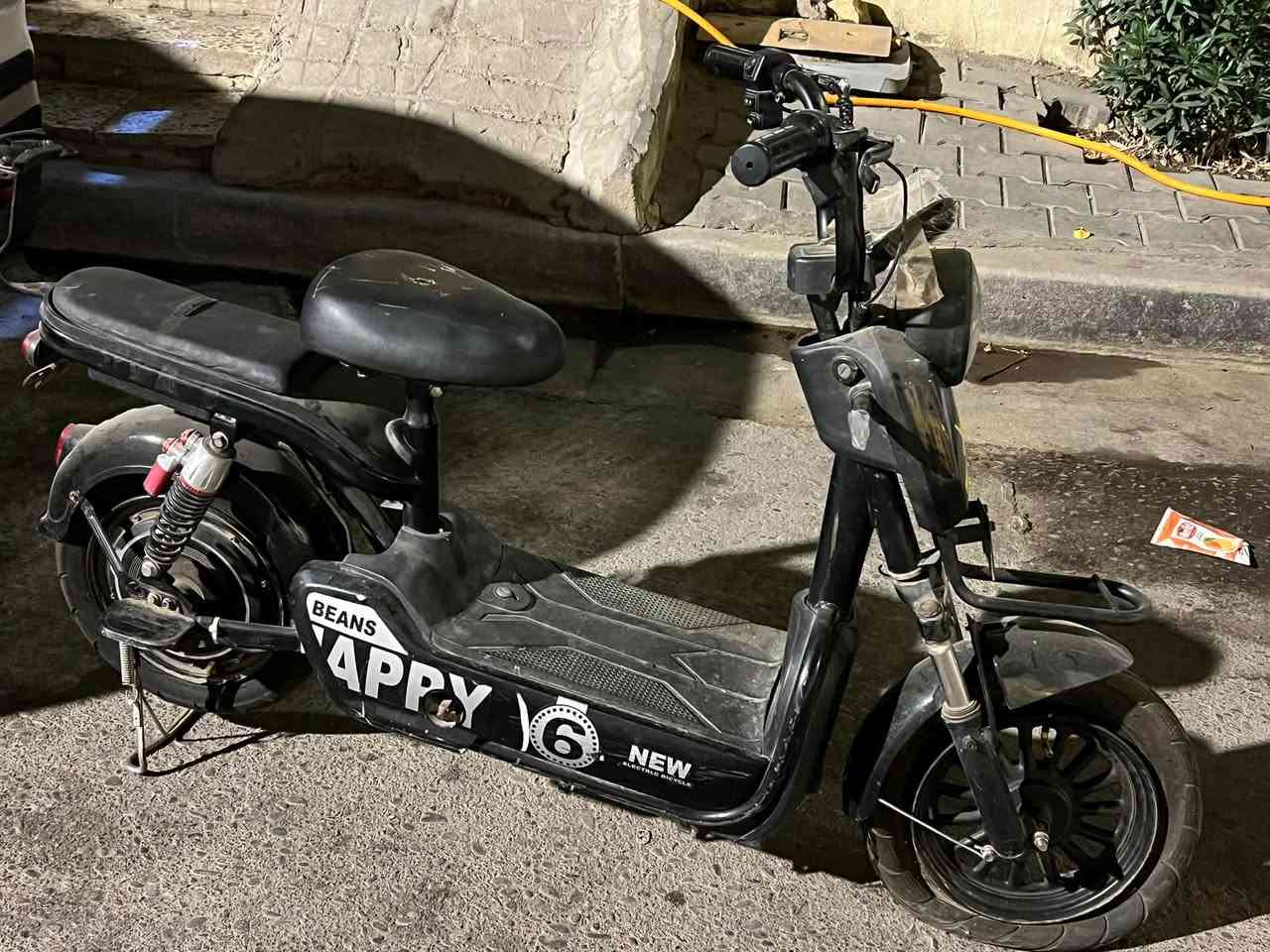دراجه شحن للبيع بطاريات زينة بس التايرات نازلة ويرادلهن نفخ للتواصل خاص واتساب ‭***********‬

