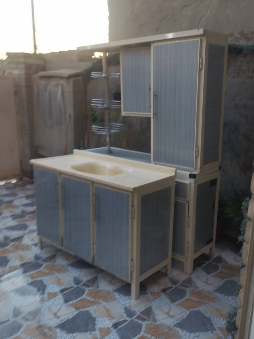 للبيع كاونتر المنيوم ٣قطع سنك مرمر المكان زعفرانية ***********
