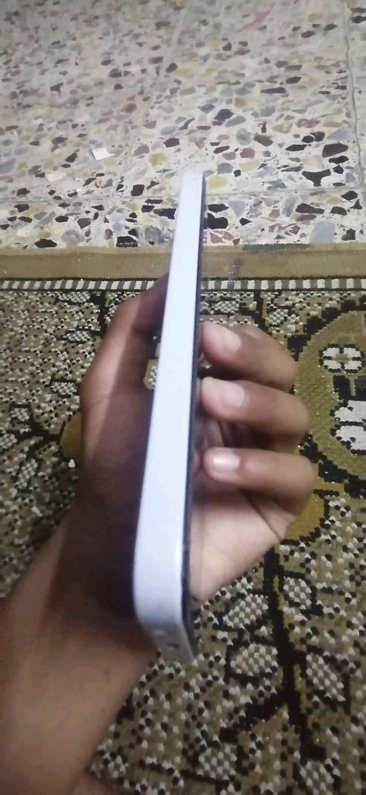 سلام عليكم 
موبايل سامسونك A15 للبيع
نضيف كلشي مامبدل بي مادخل تصليح
البطاريه. 5000 ملي امبير بطاريه ضخمه
ملاحضه. هاذي الكسور الي موضحه بل صور فقط بل الكلاسه. 
السعر166 وبي مجال للشراي
لايجود توصيل.