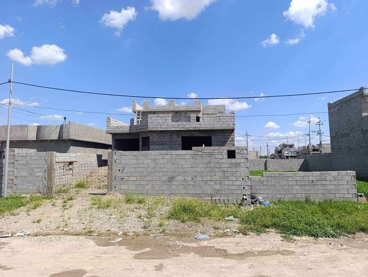 🏡 هيكل للبيع – طابقين 🏡

📍 الموقع: كركوك – ناحية ليلان – منطقة العصرية
مقابل مشروع الماء، مقابل المدرسة، وقريب من السوق.

📐 المساحة: 330 م²
🛣️ الواجهة: فرع عريض بعرض 15 متر.

🏯 الطابق الأول

✅ غرفتا نوم (5×5 م) مع حمام داخلي لكل غرفة.
✅ هول واسع مع مطبخ.
✅ غرفة استقبال كبيرة (7×6 م).
✅ كراج سيارة.
✅ حديقة.

🏛️ الطابق الثاني

✅ غرفتا نوم (5×5 م) مع حمام داخلي لكل غرفة.
✅ صحيات.
✅ هول صغير.

📞 للاستفسار والتواصل (واتساب):
***********

🏢 مكتب جمال والتطوير العقاري

📍 فروعنا

🏢 الفرع الأول: كركوك – شورجة – مقابل حفتة بازار.
🏢 الفرع الثاني: كركوك – شوراو ٢ – شارع الفراعنة – مقابل حديقة به بوله.

📢 يمكنكم إرسال عقاراتكم للإعلان عنها مجاناً على صفحة داركوك.

يرجى إرسال:
📌 العنوان الكامل للعقار.
🏡 صور واضحة للعقار.
