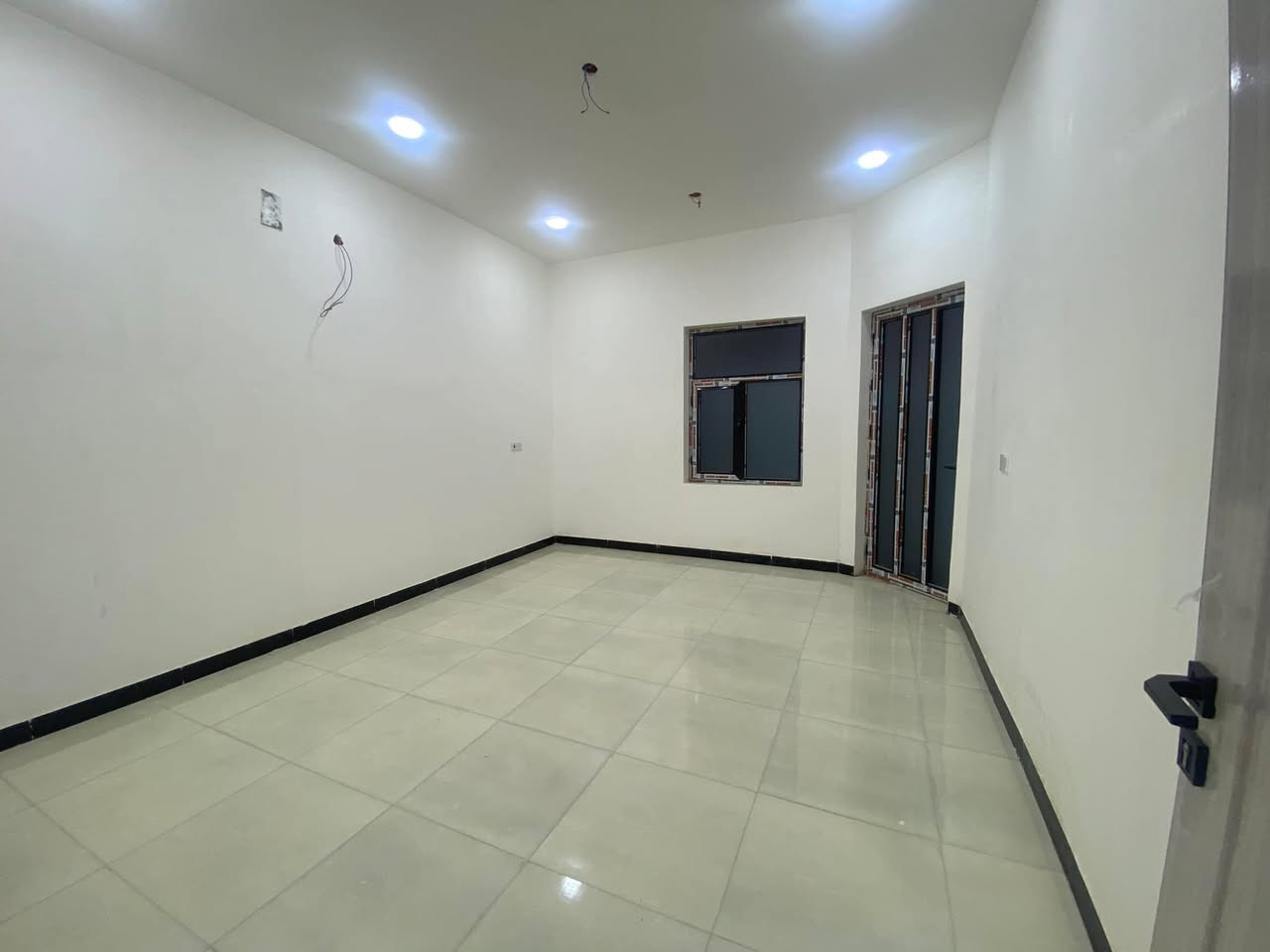 دار للبيع  مساحه 150 متر
بناء درجة أولى ( تسليم مفتاح ) .. 
( سعره مناسب جدًا )
✅اجيب غراضك وتكعد✅

يحتوي على: 
▪️استقبال 
▪️صاله 
▪️ غرف منام العدد 2
▪️مطبخ  
▪️  حمامات داخليه و خارجيه

✔️بيت فول مواصفات

 🔹البيت مصبوغ بالكامل صبغ جوتن🔥
🔹ابواب تركي درجه أولى 
🔹شبابيك ألمنيوم تفصال 
🔹كهرباء شغل درجة اولى 
🔹منظومة غاز 
🔹ماطورات و بوسترات صاعد و نازل 
🔹مقطوره ماء أساله 
🔹مقطورة ماء للشرب 
🔹محجر خارجي ارتفاع 75 سنتمتر 
🔹سخان ماء ( كيزر) مربوط وكامل

🟤 نوع العقار طابو  عراقي صرف باسم عراقي تكعد وي صاحب الارض 

🔺نوع البناء :- بلوك / كونكريت مسلح  
🔺المساحة :- 150 متر 
🔺مدخل الشارع. 10 متر

🔲 السعر :- 130 مليون  

⬛️ العنوان البصره ابو الخصيب منطقه ابو الجوزي قرب معمل ثلج اللامي

***********
