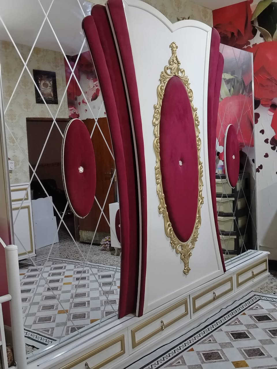 السلام عليكم غرفة تركيه نظيفه للبيع ب800 الف وبيها مجال بسيط للتواصل على الرقم واتساب  ***********
