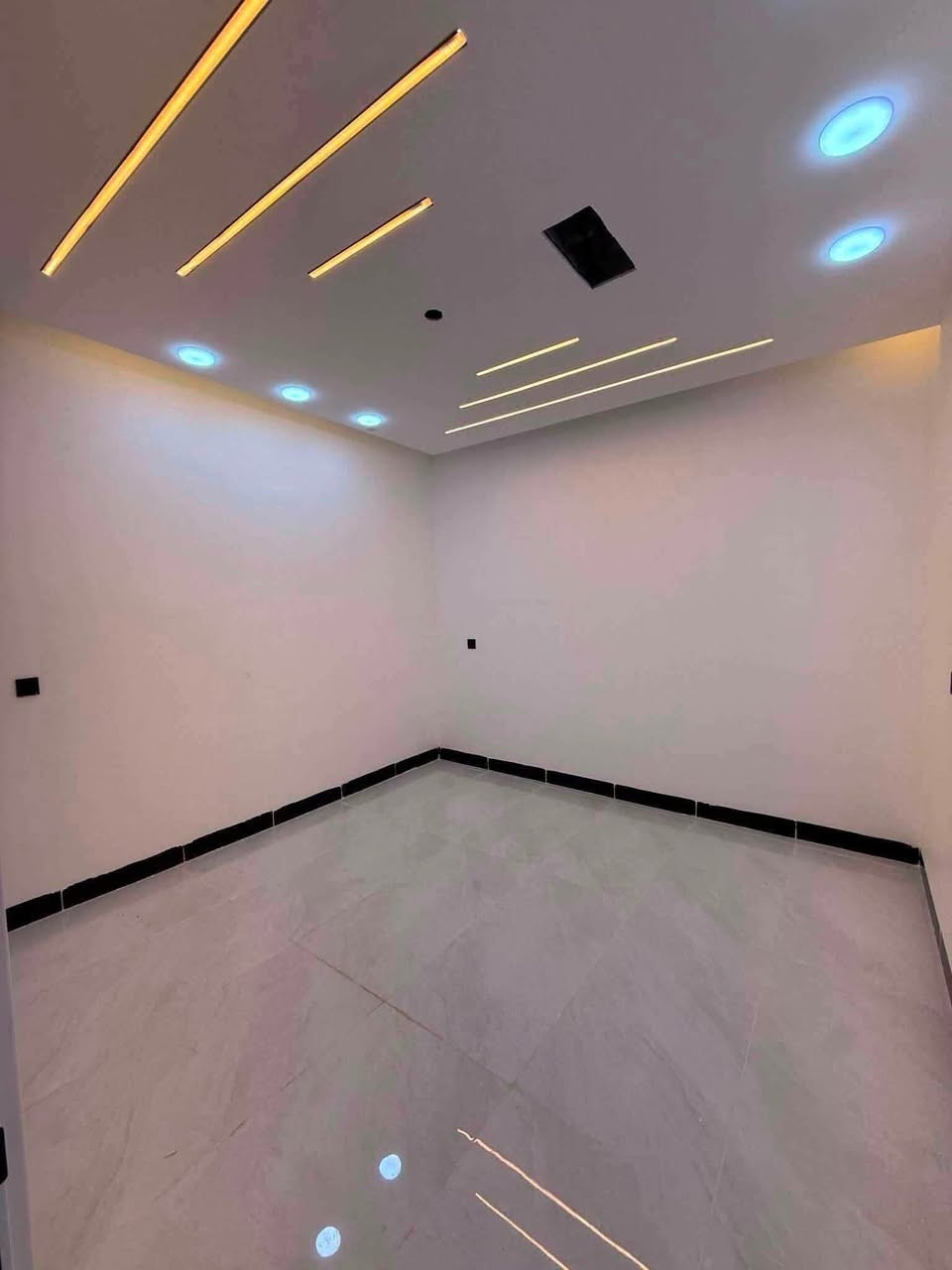🔴عقار للبيع من :
🔴عروض مكتب (( العلاف لتجارة العقارات )) 🌟

🏠دار بن للبيع مساحة كل دار 140 متر الواجهة 9 متر 

🛑طابقين بناء حديث فول مواصفات (( Zero ))🌀

1️⃣الطابق الاول : غرفة نوم + هول + استقبال + مطبخ كراج + صحيات 🚾

2️⃣الطابق الثاني : ثلاثة غرف نوم + هول + بلكونة +  سطح + مخزن + صحيات 🚾

📄سند تجاري ملك صرف / شرط القرآر التمليك والتحويل 

❌لانتعامل برفع سعر العقار عن سعرة الآصلي نجمع البايع بالمشتري مباشرتأ _ لا نوقف البيعة بخلاف عن الدالية

🛑موقع مميز جداً 💥

🌍الموقع / حي الزهور  قرب (( مطعم قصر السلطان  )) 🏭

🔴يقع على شارع 12 متر تبليط  💠

للاستفسار 

⏮️مراجعة مكتب العلاف لتجارة العقارات 🌟

أو الاتصال 

☎️ أسيا ***********

أو

 ☎️ كورك ***********

⏪️مع العلاف للعقار استثمارك في آمان ⭐️

🌐عنوان المكتب / الموصل _ حي الزراعي قرب جسر السويس 🔥

📌نستقبل عقاراتكم وطلباتكم العقارية .
