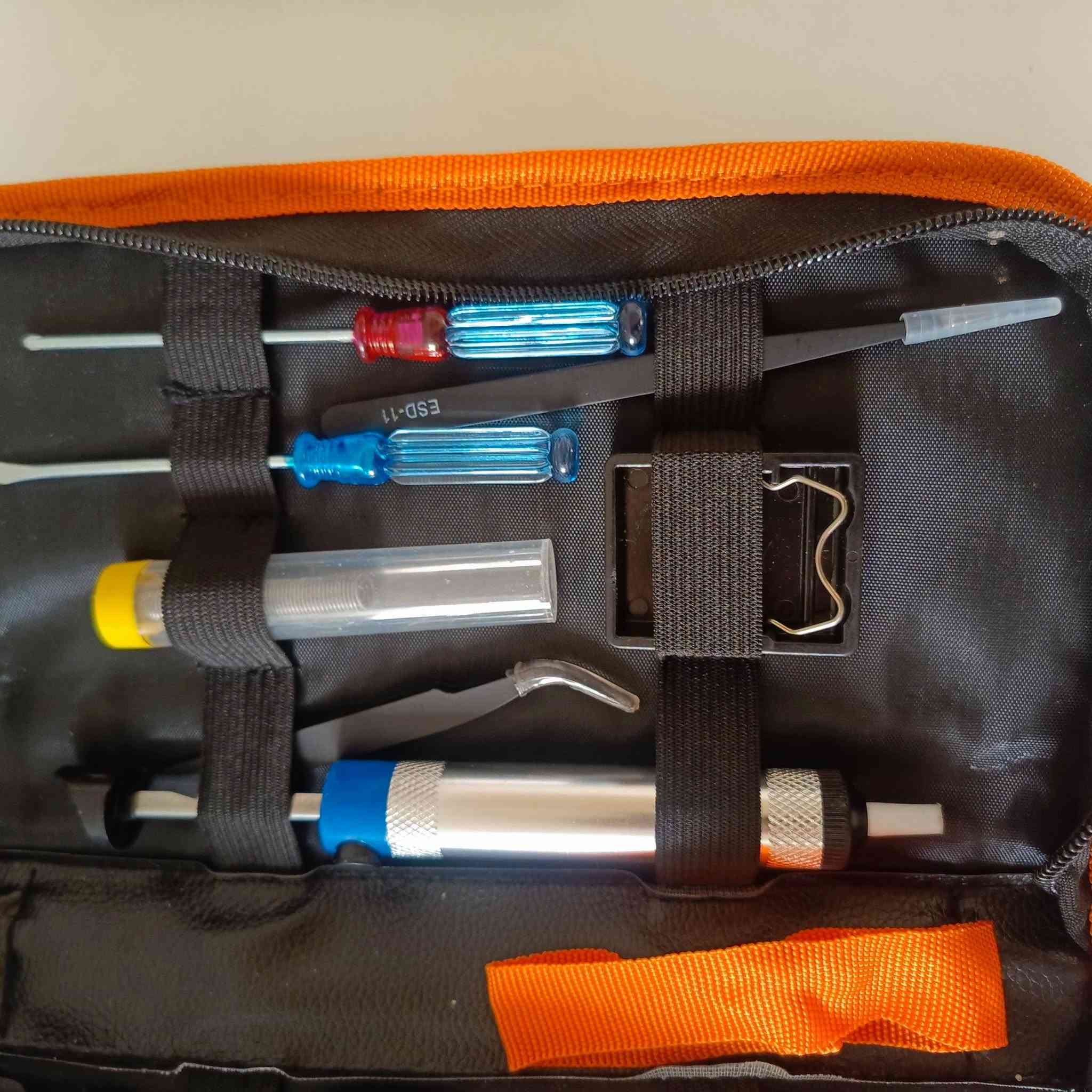 متوفر حقيبة تحتوي على مجموعة أدوات كاوية لحام كهربائية (Soldering Iron Kit) بقدرة 60 واط مع ملحقاتها المتعددة مثل رؤوس الكاوي، ومصاصة القصدير، والملاقط.

السعر 15
يوجد توصيل الى جميع محافظات العراق
امزون الديوانية للبث المباشر
