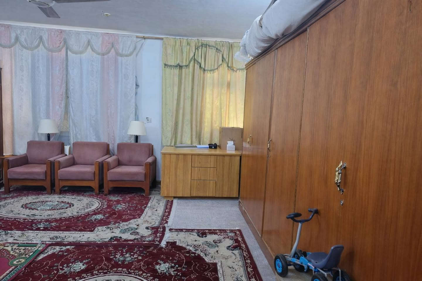 بيت في كربلاء حي القادسية
قريب جدا عن الحديقة وساحة عامة 
على شارعين تبليط
المساحة ١٥٠ متر كلها بناء
العرض ٦ متر
نزال ٢٥  
فيه غرفتان للنوم
واستقبال
صالتان واحدة في الطابق الأرضى والثانية في الطابق العلوي
مطبخ 
حمامات ٢
البيت مرتفع عن الشارع
بناء حديث
وأهم ما يميز البيت انه محاط بجار جيد  جدا
البيت يباع مع الأثاث
السعر ٢٣٥ مليون
رقم الهاتف *********** كربلاء, العراق
