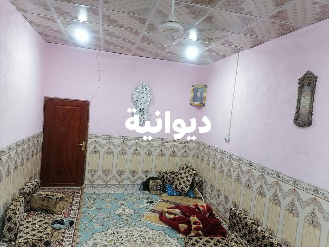 بيت للبيع منطقه الصخيين بناءا جديد كهربا جديد مجاري ماي يصعد بدون ماطور وكل شي متوفر يمه وغريب ع شارع السايدين بي وصل تطويب من البلدية من تعبر جسر الحولي يم صيدليه اليقين محتويات البيت غرفتين وصاله ومطبخ وديون منور حمام داخلي خارجي مساحته ١٤٠ متر سعره ٦٠ غريب ع شارع السايدين رقم الهاتف *********** بي واتساب
