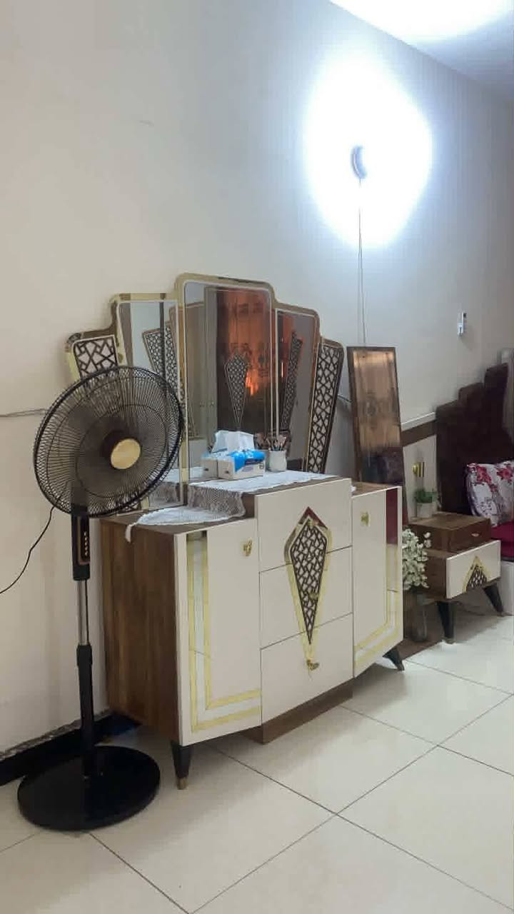 السلام عليكم 
بيع مستعجل 
غرفة تركي للبيع تتكون من تسع قطع نظافتها 100% ماخذينها ب مليون و800،،،سعر البيع 500 الف 
المكان حي المرتضى 
للاستفسار ***********
