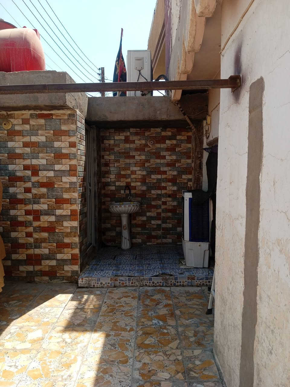دار سكنية للبيع ملك طابو صرف المساحة ١٥٠ متر مع تشجير ٢٠٠ متر مع مشتمل قاط ونص ٣ غرف نوم مع حمام ومطبخ وحمام خارجي السعر ١٥٠ مليون للاستفسار الاتصال بالرقم ***********
