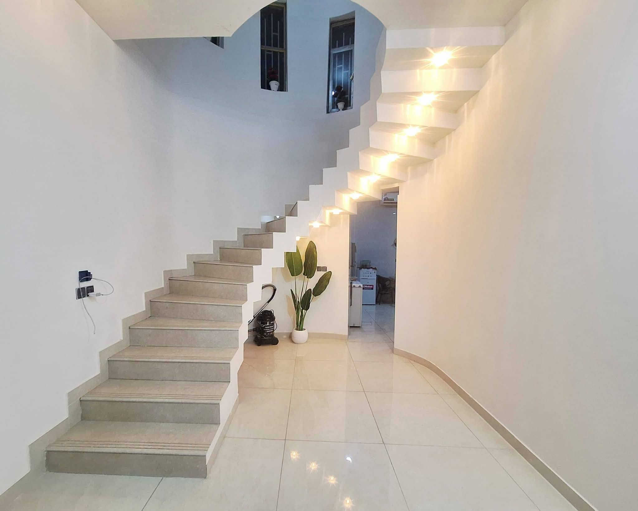 يوجد بيت بخنيطله الجديده زراعي  مساحة 220 متر وبي فضله 14 متر/بيت طابوق/صب/كامل من كل النواحي بناء درجة اولى السعر 130  مع مجال للشراي للتواصل ***********
