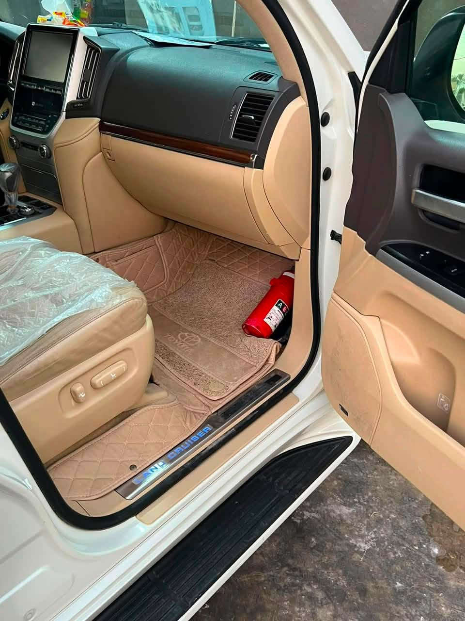 سلام عليكم
VXR بريميه 

موديل 2016 

لون ابيض 

المقاعد جلد

رقم اربيل

خليجي

السعر : $43000

رقم صاحب السياره : ***********

