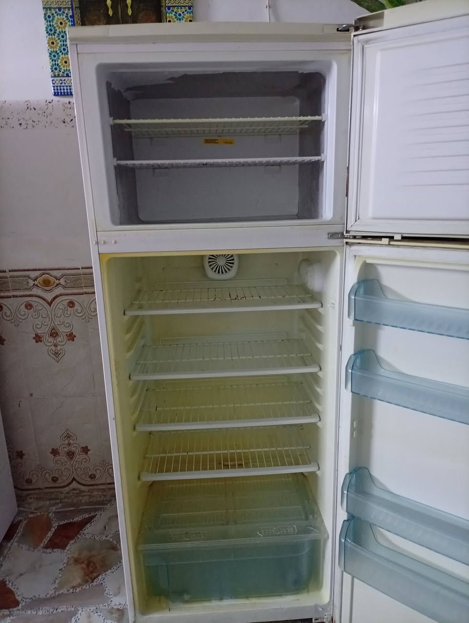 ثلاجه حجم كبير بلاديه وظع شركة للبيع السعر 185 الف وبيها مجال العنوان كركوك حي العروبة الاتصال على الرقم التالي ***********@
