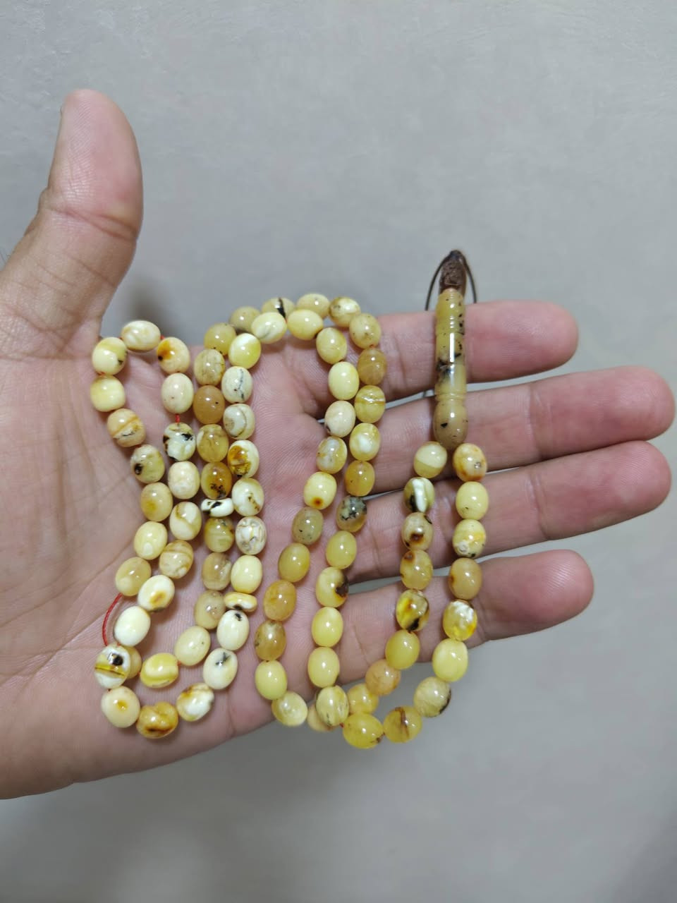 السلام عليكم متاح سبحة كهرب طبيعي واثر قدم على خرزها العدد الخرزات 86 او 87 اخواني كصتها بيض حمام ناعمة كمشتها بليد ناعمة ضايعة مو خرزها كبار وتنشز بليد كمشتها حلوة واهم شي امانة الله ورسولة قديمة مايقارب تسع سنوات عندي ملاحظة الشاهد مكسور وباقي على وضعة الطبيعي سعرها مناسب جداً للتواصل عبر واتساب /***********/
