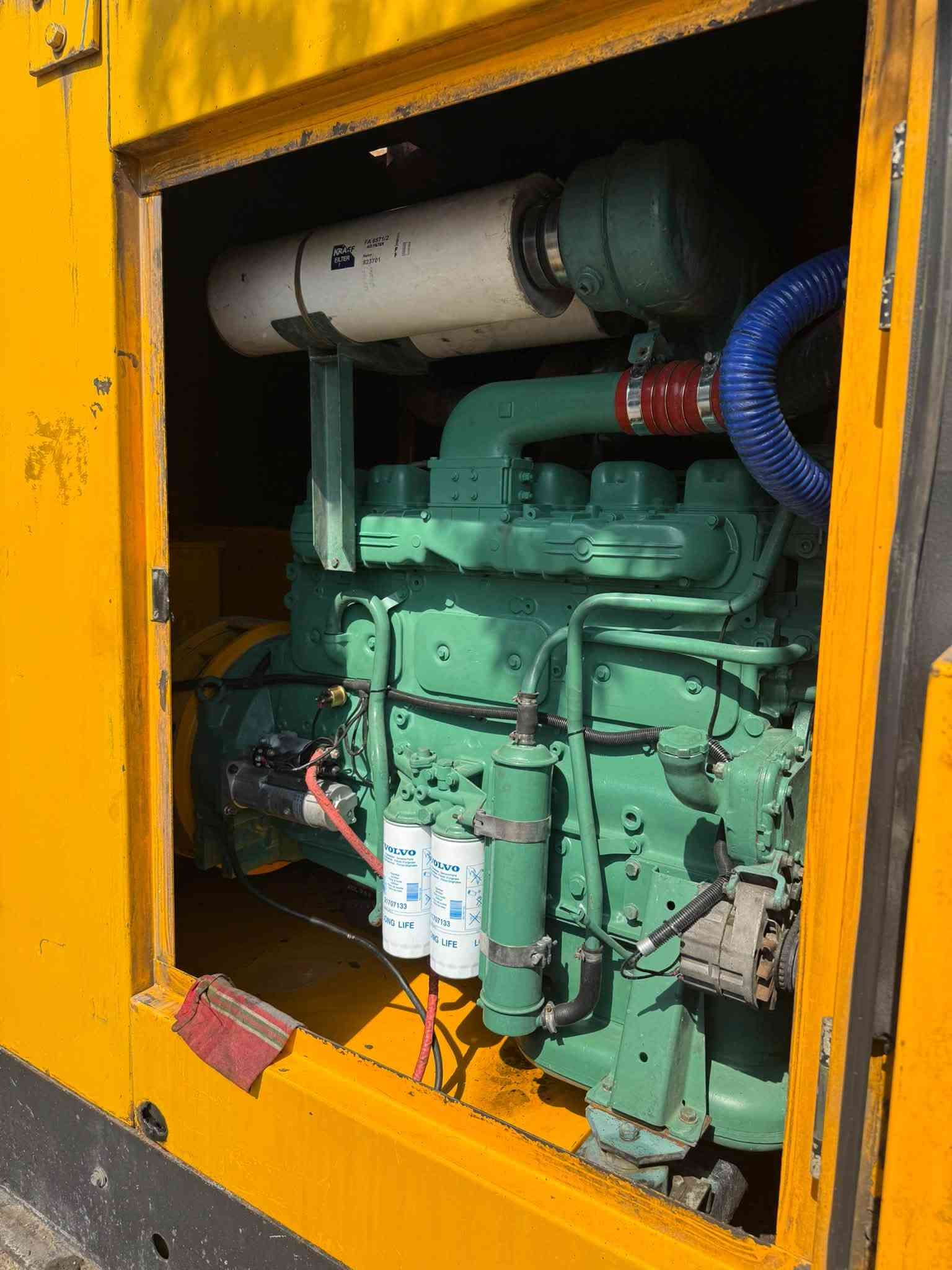 السلام عليكم للبيع مولد فولفو F12/123 
مولد اوربي برغي ممفتوح بيه 
توليد لوري سمر 400kv فرنسي 
المولد وضع شركه كاتم عزل صوت 90‎%‎100
***********
***********
العنوان بغداد
