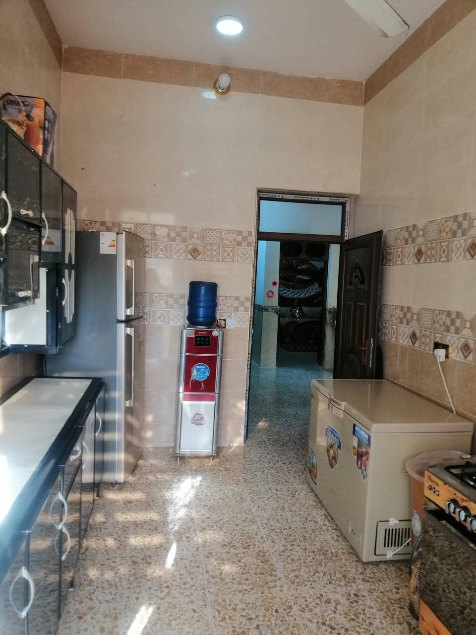 بيت للبيع في الفلوجه حي جبيل خلف مجمع الرحاب شارع 30 تجاري طابو زراعي مساحه ١٥٠ متر بناء حديث طابوق طابق ونصف يحتوي 2 غرف نوم وصاله عدد 2 واستقبال ومطبخ و2 حمامات داخليه وخارجيه ارضيه كاشي السعر ٦٨ مليون وبي مجال بسيط للاستفسار مراجعة مكتب القمه للعقار او الاتصال على الأرقام التاليه *********** ***********
