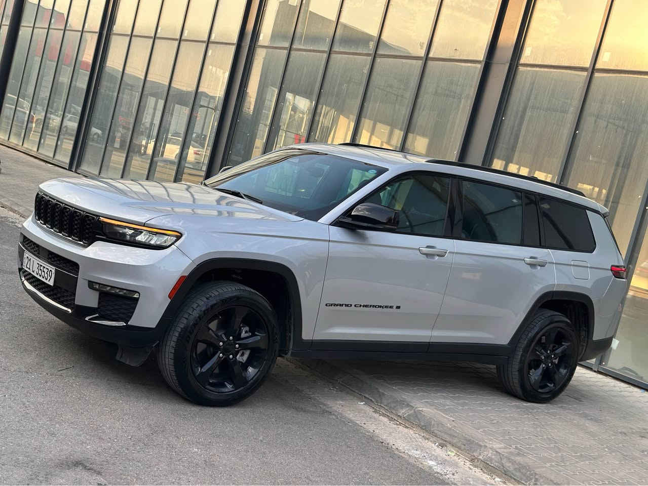 Jeep Laredo 2022 L black top 
بۆنیتی بۆیاخه‌ له‌گه‌ڵ بستی چاملغی بی ئیرباگ بی شانسی هه‌موو به‌شه‌رت 
مواسه‌فاتی بلاك تۆپ به‌س سڵاید نیه‌ 
٤ تایه‌ی لۆكی دانلوبی له‌سه‌ره‌ 
٦٩,٠٠٠هه‌زار میل ڕۆشتووه‌ 
گێر و مه‌كینه‌ به‌شه‌رت 
دیناری مه‌سره‌فی تیا نیه‌ 
سه‌نه‌وی تازه‌ به‌ ناوی خۆمانه‌وه‌یه‌ 
سعری ٢٥٥ و مه‌عامه‌له‌ 
*********** السليمانية, العراق
