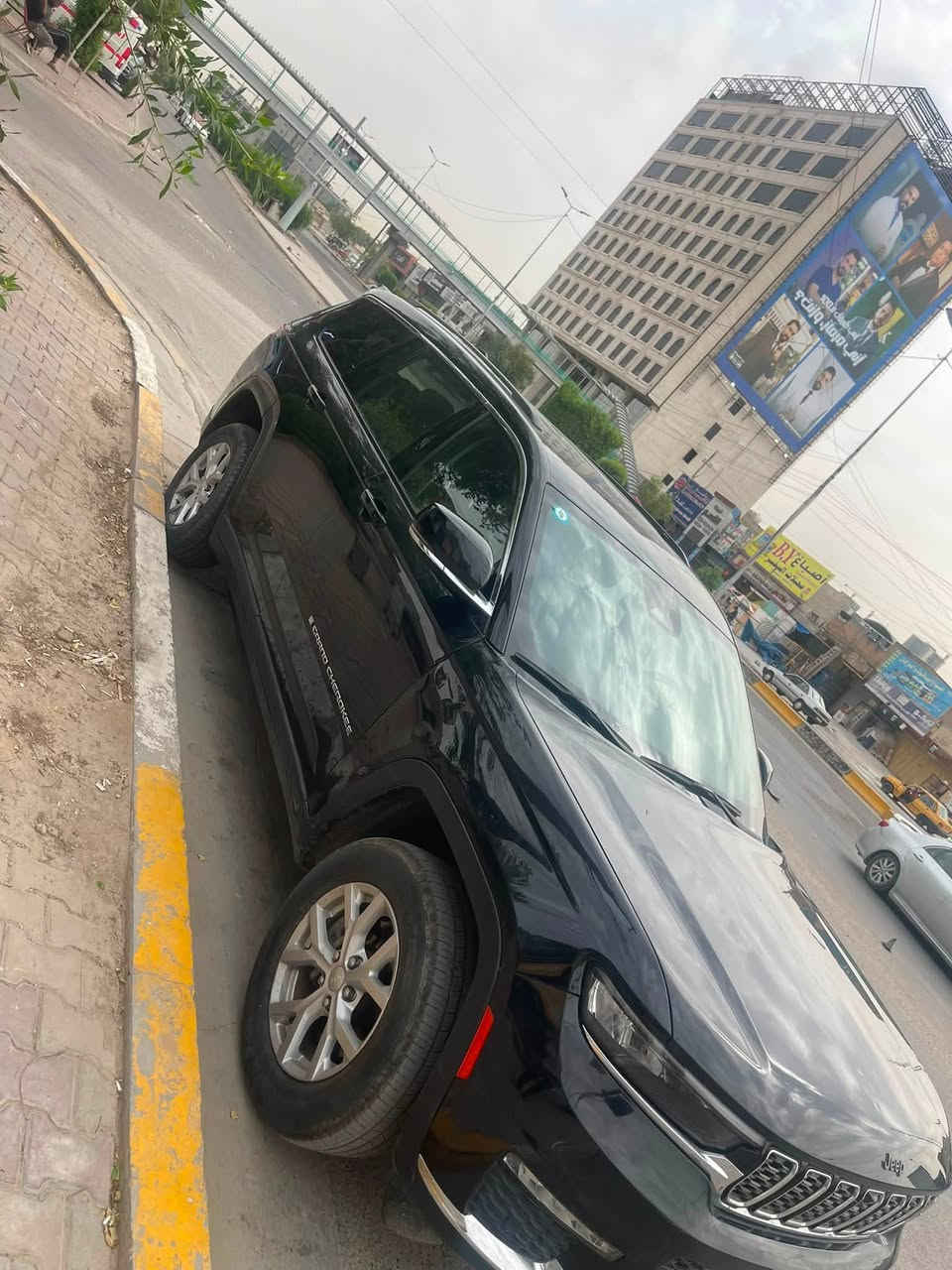 السلام عليكم جيب كراند شيروكي لمتدد سبع راكب موديل ٢٠٢٣ كشنات منفصله استيرادي الخاص من مزادات امريكا بدون ايرباكات حادثها بسيط جدا بالرغم من ذلك تم استبدال القطع بأخرى نفس اللون بلاديه للعلم كذلك البجم كبس شركه رقم بغداد باسمي العنوان بغداد شارع ١٤ رمضان قرب ساحة اللقاء ***********
