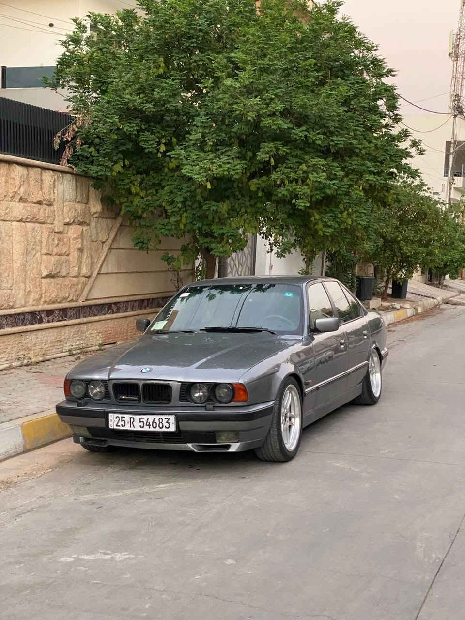 سلام عليكم
بيم دبليو 525 وارد يابان موديل 89 محدثه من دعاميه ل دعاميه 95 و كير و محرك و اكسل و ضفيره
 و عقل M5 و ويل وتاير 18 جددو اربع جامات كهرباء السياره نظافه 95% 
السياره متعوب عليها تبريد ثلج🥶
مكان السياره كركوك 
***********
