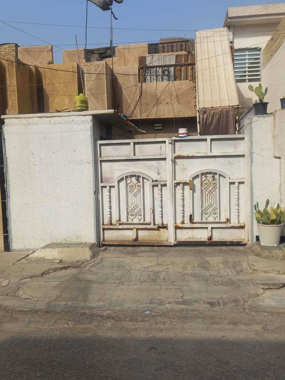 السلام عليكم بيت البيع مساحته 90 متر.  طرمه  مدخل واحد  ستقبال  غرفه مطبخ  خدمات غرفه فوك   قاط ونص   الدوره ابو دشير الشهداء قرب اسواق خوخه  سعر خاص رقم الهاتف *********** وبي وتساب اني  مكلف بل نشر احمد ناصر الكناني
