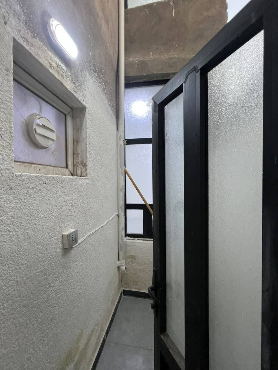 🏠#الدارللبيع 80متر واجهيه 5متر نزال 16متر

بناء طابقين وبيتونه حديث 

 يحتوي البيت. ع[3غرف نوم -استقبال -صحيات عدد 2- ومطبخ] البيت شغل درجة اولى

 مع الخدمات

⬅️نوع العقار  طابو زراعي سند 25 اقرار محكمه 

⬅️العنوان #بغداد_الدوره_البوعيثه   

مجمع العدل لاول  ثاني فرع  

🔴للاستفسار  خاص او الاتصال ع  الرقم
***********
