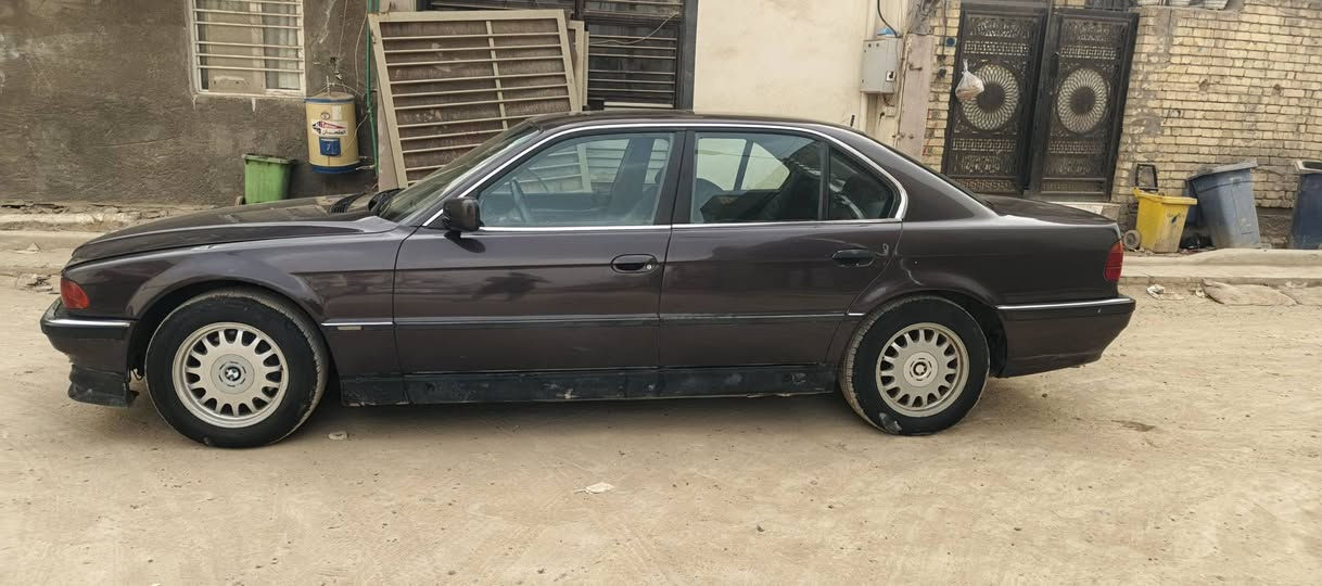 اسلام عليكم BMW (خفاش) (740 ,8سلندر)
سياره لون بنفسجي غير محدد 
السياره كير و مكينه حاويه
صدر امامي و خلفي جدد
تخم تاير جديد
المواصفات 
.صندوق شفط
.مرايات كهرباء
.فتحه سقف
.سستم صوت كامل
.كشنات كهرباء
.مثبت سرعه
.جام 4اوتو 
.حساس امامي
.حساس خلفي
.ستر لك
.تلفون
السعر : 65ورقه و بيهه مجال
المكان بغداد الدوره 
للستفسار اتصل على الرقم و بي واتساب :***********
