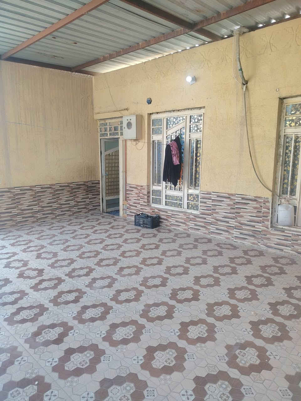 بيت البيع مساحه(300) طابو صرف يتكون البيت من اربع غرف نوم + استغبال + صاله +كراج سيارات صحيات خارجيه البيت جاهز العنوان شارع الطفاء الصوب الصغير السعر(70) اوبيه مجال الن مستعجلين عله بيعه ابلاش  ***********

