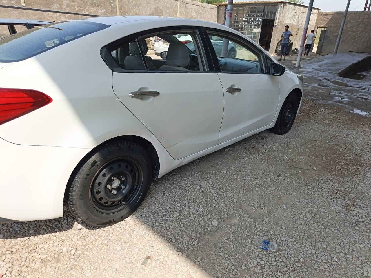 السلام عليكم
كيا سيراتو 2013 بأسمي  كير ومحرك وحدادية و تبريد خير من الله  بيها 3 قطع صبغ فقط بدون دواخل (باب الصدر والباب الخلفي والجاملغ الخلفي) السعر 100 وبيها مجال مكاني نجف كوفة ناحية العباسية 

***********
