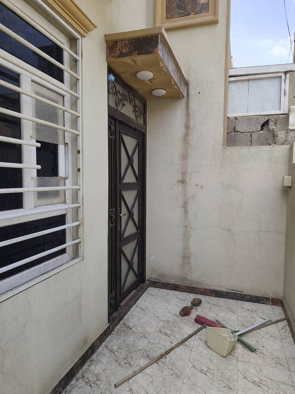 🏠 بيت للايجار - بعقوبة /(اليرموك الاولى) -كاطون الرحمة

بيت جديد ونظيف وجاهز للسكن الفوري
المساحة 100 متر (عرض 5 متر)
مجاور متنزه الرحمة وقرب مسجد أنوار الكعبة

التقسيم:
الطابق الارضي: استقبال + مطبخ + صالة + غرفة نوم + صحيات مشتركة
الطابق الاول: غرفتين نوم + صحيات

المواصفات:
✔ مضخة ماء (ماطور مي)
✔ سخان
✔ خزان ماء عدد 2
✔ خط مولد المنطقة
✔ خط انترنت ضوئي

العنوان: ديالى - بعقوبة - كاطون الرحمة(اليرموك الاولى) - مجاور متنزه الرحمة - قرب مسجد أنوار الكعبة - ثاني شارع على اليمين - ثالث بيت على اليمين

سعر الايجار: 400 ألف دينار شهرياً
الماء والكهرباء على المؤجر
يؤجر لعائلة صغيرة فقط

للاستفسار: ***********
