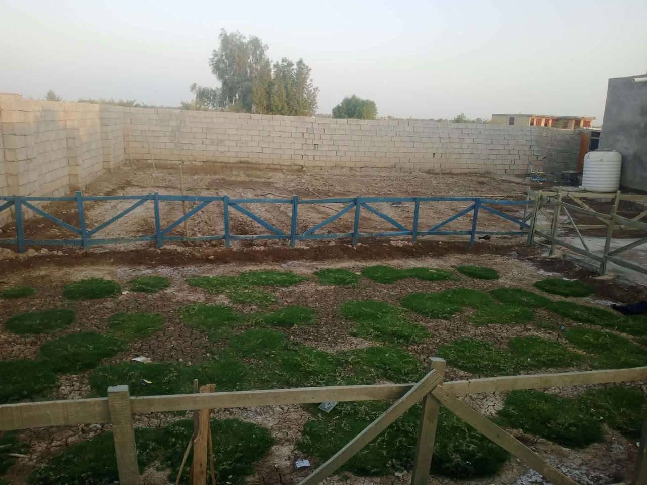 بيت زراعي للبيع المساحه 400 متر  يتكون من استقبال وغرفه وصاله ومطبخ حار ومطبخ بارد وحمام داخلي صحيات خارجيه
يبعد عن الشارع التبليط حوالي ٣٠٠ متر ماي وكهرباء السعر ٣٥ وبيه مجال *********** العنوان حي فدك السعداويه طريق ال عواد
