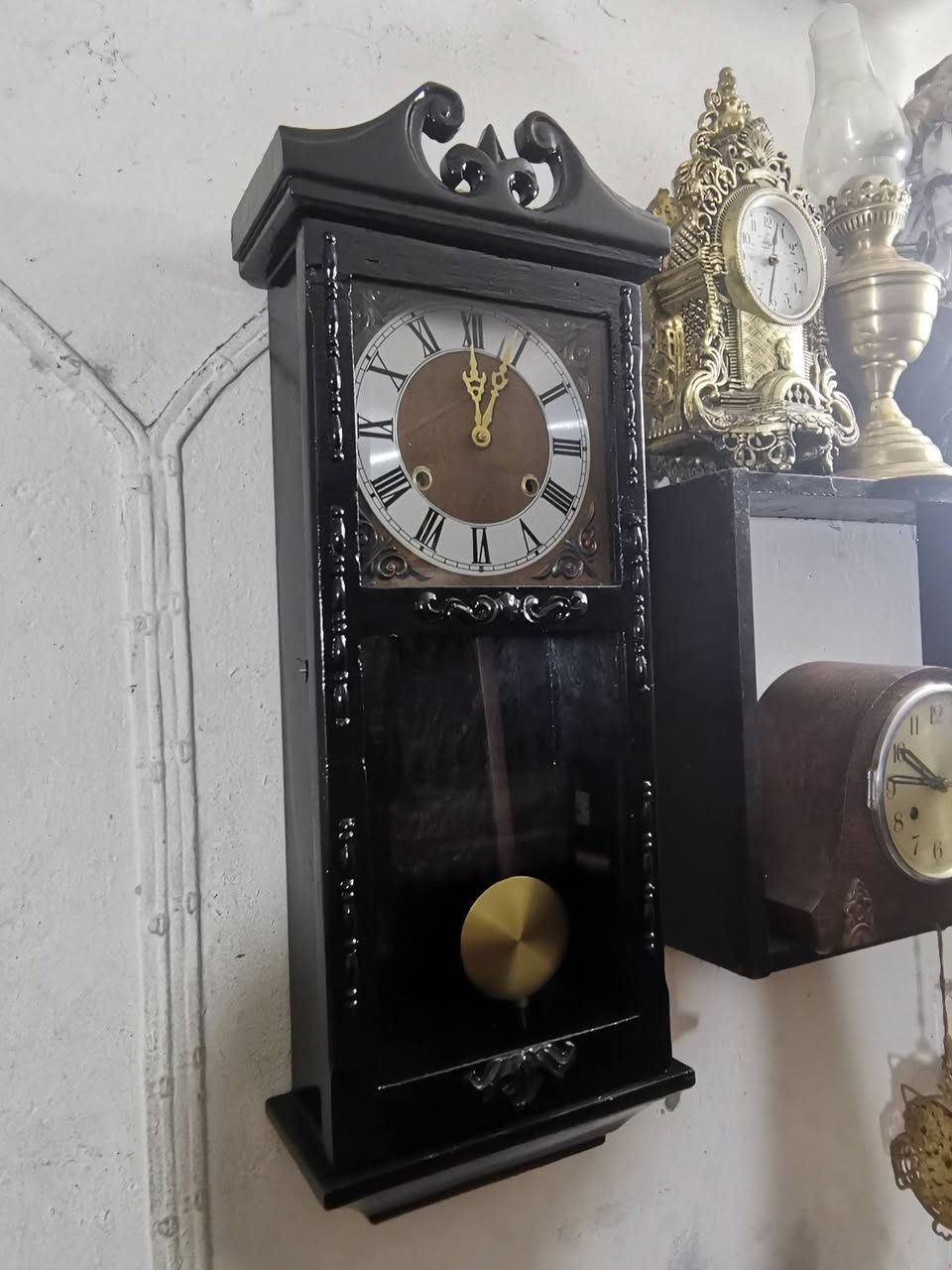 ساعه نضيفه وشغاله صناعه ياباني تكويك سنه الصنع 1970 طول 73 سانتم وعرض 26 سعر 100 وبيها مجال قليل اي استفسار *********** واتساب او خاص.
