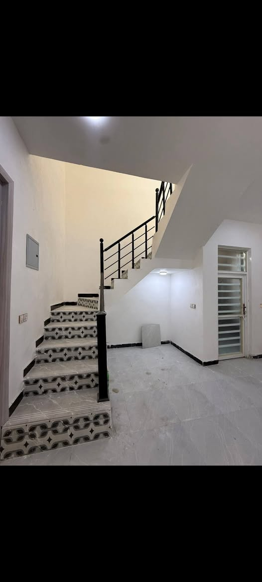 🏠 بيت للبيع /حولي الخصيمه عرصات حيدر ابن حجي هندي  - الديوانية
📐📐 المساحة: 135 م²
🛠️ بناء حديث 

بناء درجه اولى يتكون من استقبال_مطبخ_صاله_غرفتين صحيات_ 
بيت متعوب عليه بنائه كله حديث 

📞 للاستفسار: الاتصال على *********** او المراسله على الواتساب
