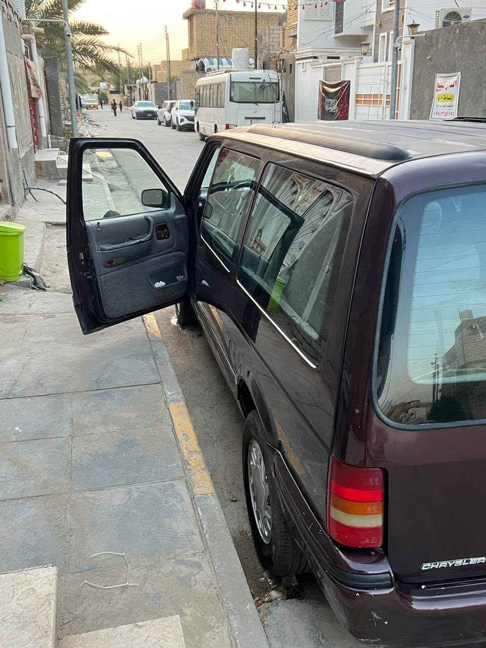من رخصة مسؤول الكروب 
سياره للبيع دوج كلايسلر 7 راكب سياحي محرك 6 سلندر 3300 كير اوتوماتيك رقم انبار السنويه تنتهي 2029 رقم انكليزي صدر جديد تخم تايرات جديد ارضيه مغلفه جلد كهربائيه شغاله من الدعاميه لدعاميه....الخ
السعر 38 علماً المحرك بي ضعف
للاستفسار ***********
