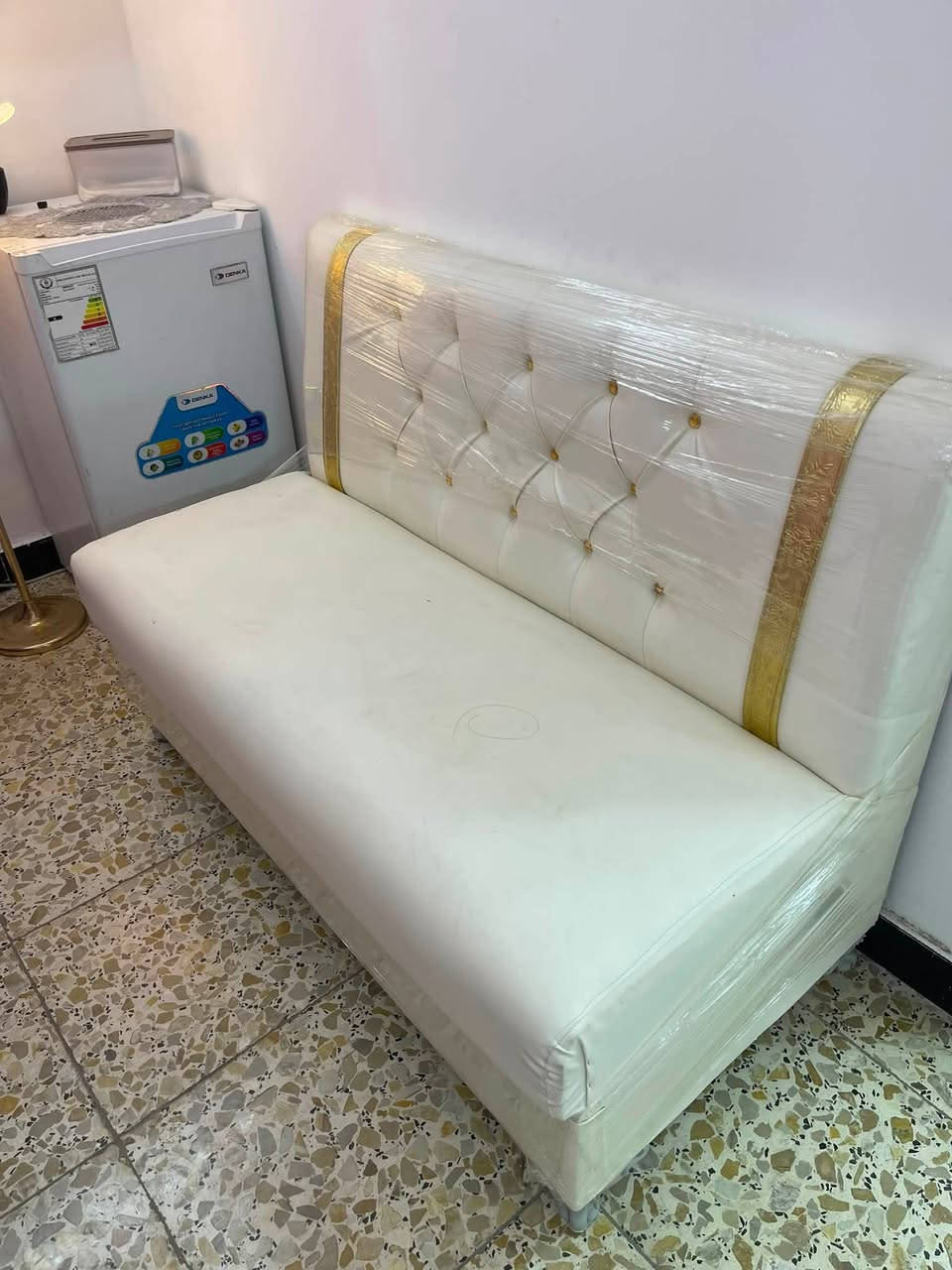 للبيع غراض صالون كامله مستعمله نضيفه جداً للتواصل على هذا الرقم ***********
