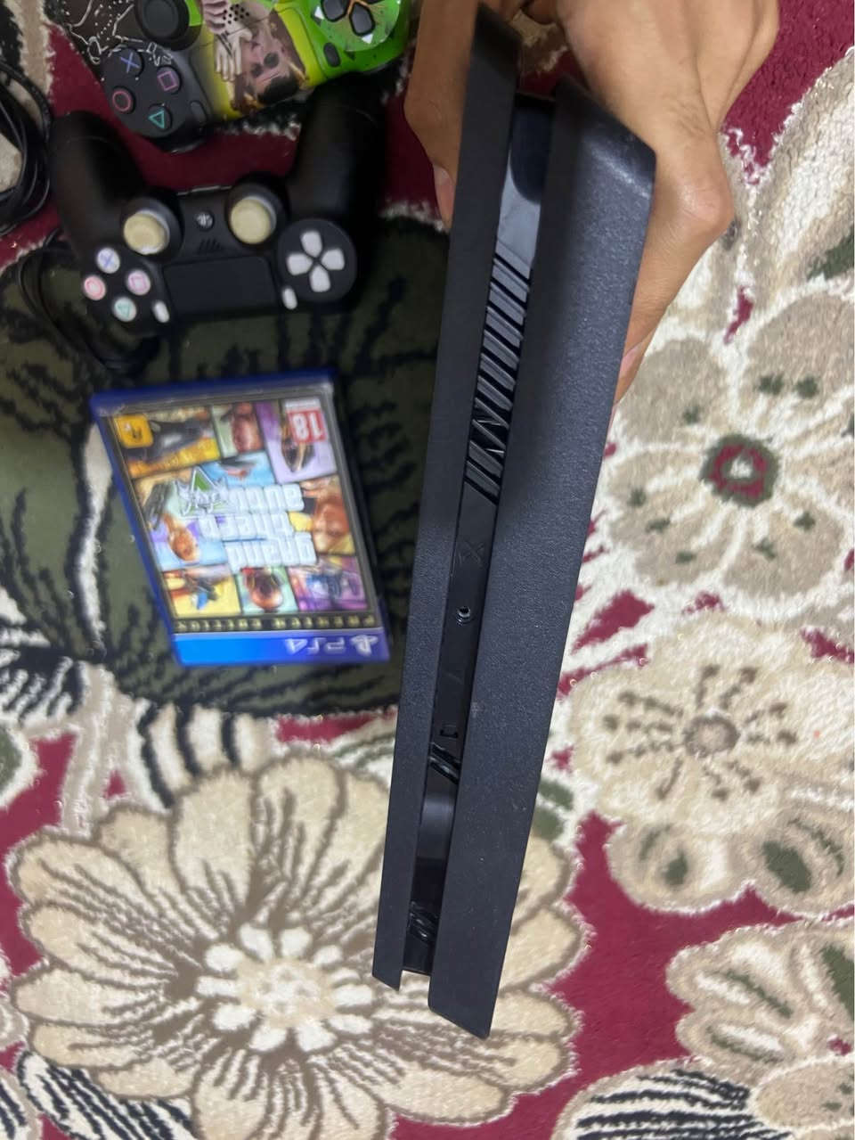 سلام عليكم بليستيشن 4 سلم هارد 500 نضبف لامصلح ولامفتوح وياة قرص gta 
وجوستكات عدد 2 وحدة شغالة والثانية السودة L2 يشكل فقط وواير تشغيل واير الشحن 
مكاني البصرة الجمعيات الاولى
***********
السعر 190 البصرة, العراق
