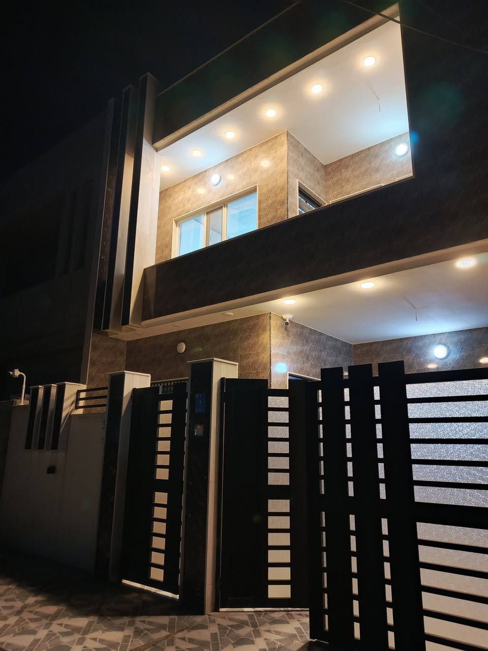 🏠 بيت للبيع - قرار تمليك بسمي (طابو ملك صرف) 🏠
"بناء حديث 2024" بمواصفات ممتازة وتصميم طابقين متكامل.
​📍 الموقع ​حي السماح - الأركان - سايدين الأركان.
​الفرع المقابل لـ صيدلية عزة الأنفال.
​المساحة: 150 متر واجهة 7ونص عمق 20 ​سنة البناء: 2024
​نوع العقار: سند طابو ملك صرف.
​✨ تفاصيل الطابق الأرضي:
​استقبال+ هول داخلي.
​غرفتين نوم. ​مطبخ متكامل مجهز بـ كاونتر كرانيت "تفصال"
​صحيات وحمام + مناور عدد (2).
​✨ تفاصيل الطابق الثاني: ​غرفتين نوم + هول. ​صحيات وحمام مفصولة.
​سطح (ناصي وعالي) مع تانكيات مياه حجم كبير. عدد 4
​🎁 علما الأغراض المذكورة من ضمن المنزل ​منظومة مياه متكاملة. والكاونتر ​سيستم كاميرات مراقبة حديث. ​بردات "سلايت" لكل المنزل.
​📞 للتواصل والاستفسار: *********** كورك *********** اسيا
